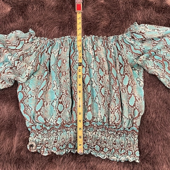 Michael Kors turquoise snakeskin print long sleeve blouse. - Picture 5 of 7